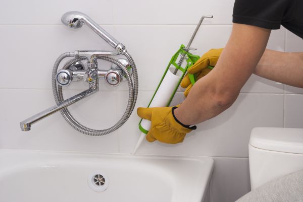 Bathtub Caulking in Lawton