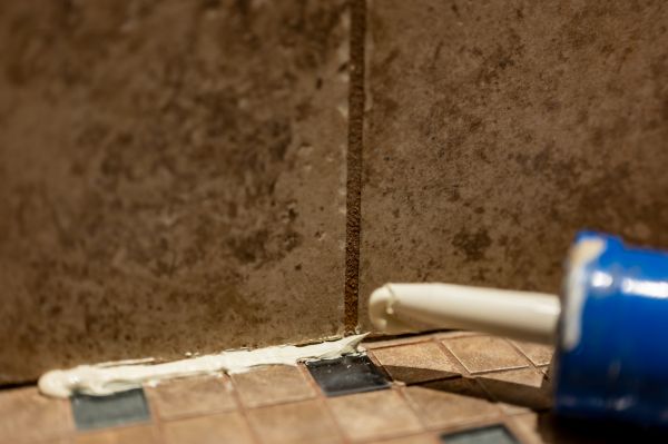Shower Caulk Replacement in Lawton